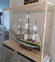 vitrine voor tall ship en motorboot